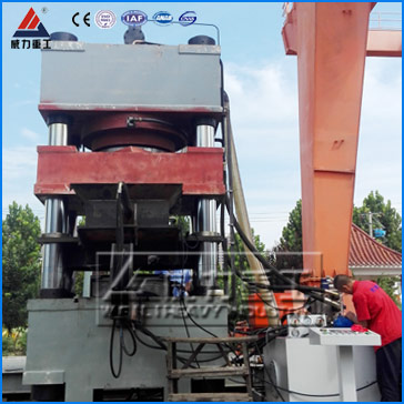 1600噸三梁四柱液壓機(jī) 1600噸三梁四柱液壓機(jī)